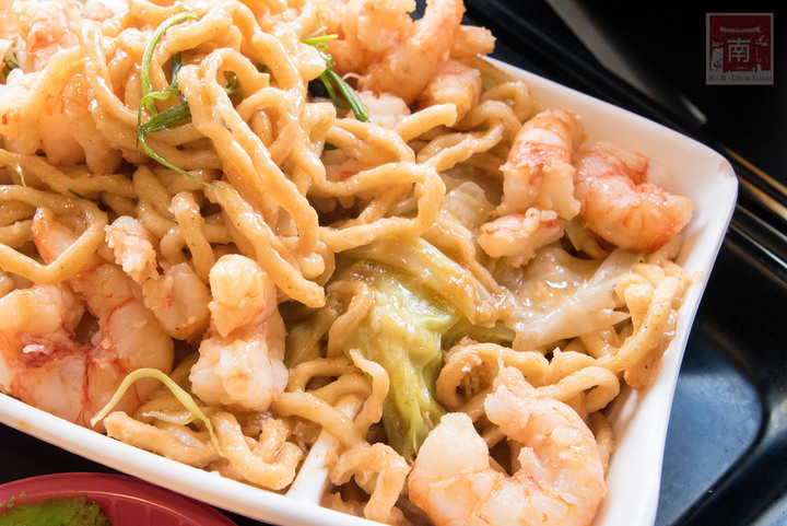【臺南美食】浮誇爆料意麵再升級|意麵擺上黃金蒲燒鰻魚和培根串|臺南獨家美食別的地方吃不到~~金三益健康茶飲