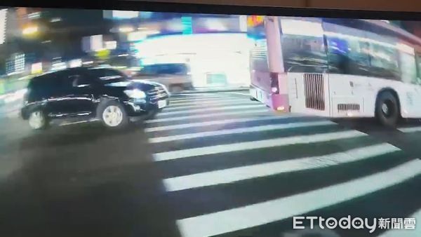 休旅車狂叭公車30秒!警察聽到追上去路怒駕駛吃紅單