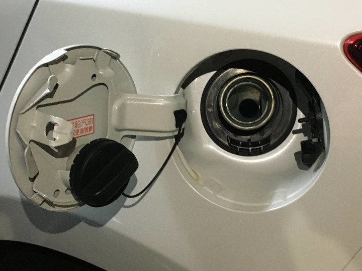 點我看大圖 2016 Mazda 3 6萬 DIY 更換燃油濾蕊
