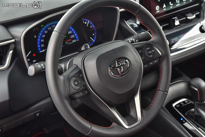 心靈馬力的對決!Ford Focus 四門ST-Line Lommel X VS. Toyota Corolla Altis Hybrid GR Sport!