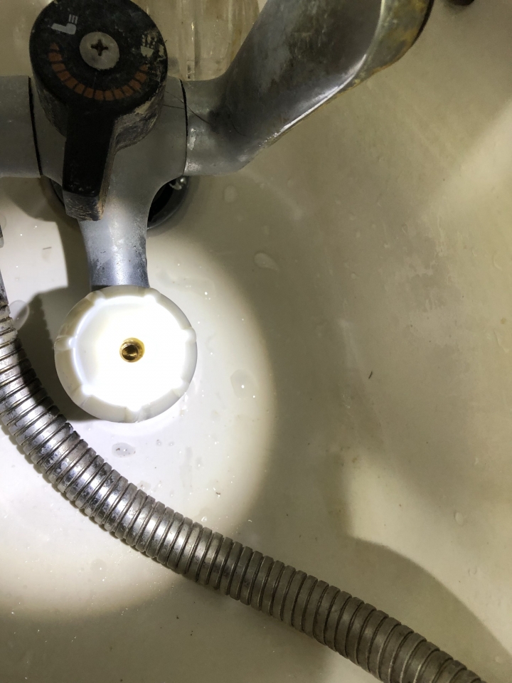 請問這個水龍頭的軸芯要怎麼換