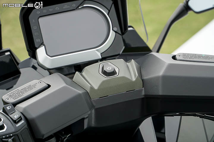 【採訪】導入 TCS 還配電動風鏡！KYMCO 超級跑旅 AK550 大改款 AK550 ST 正式發表！三輪重機 CV3 同場展出！