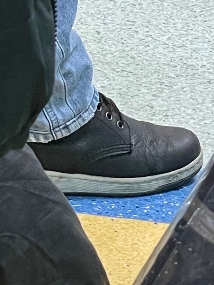 白底黑膠鞋哪裡找