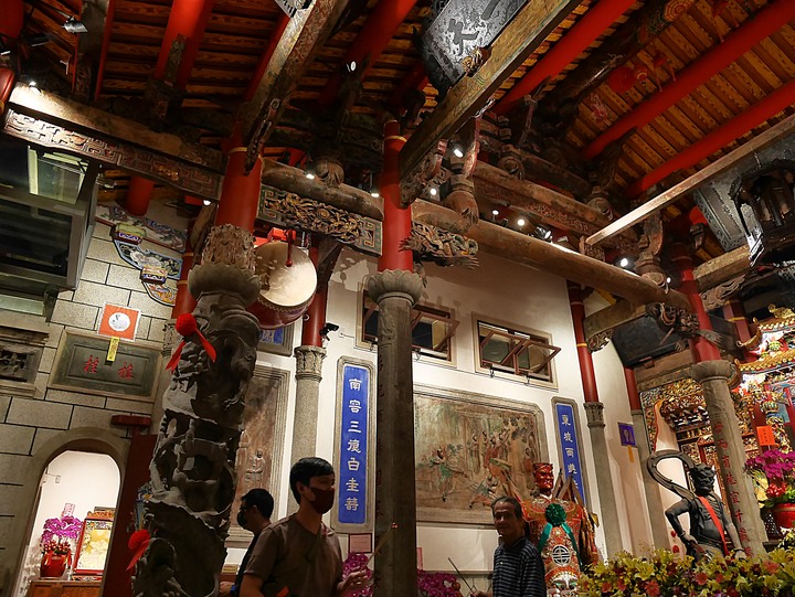 旗津天后宮｜高雄港旗鼓渡輪 — 打狗第一座媽祖廟，348歲重啟廟門，外掛旗鼓渡輪暮色