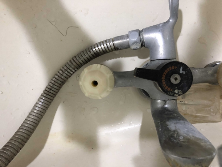 請問這個水龍頭的軸芯要怎麼換