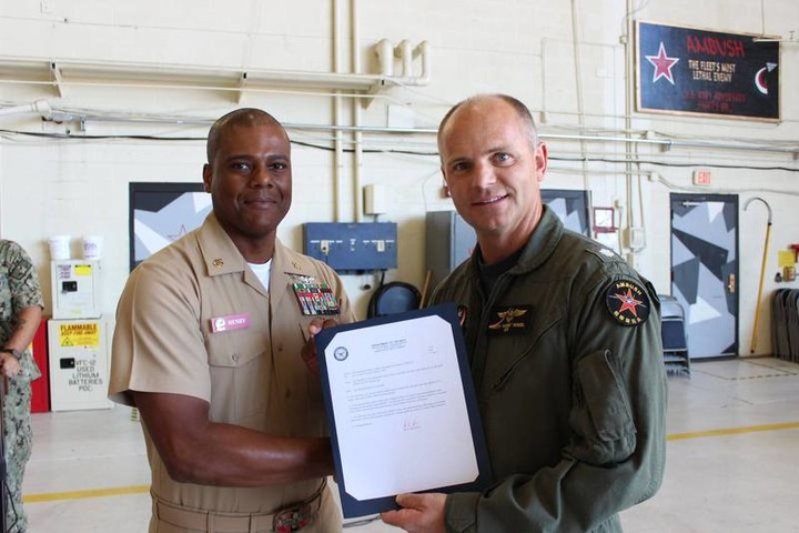 美軍辱華？假想敵中隊軍官臂章 繡5簡體字「棍棒和石頭」