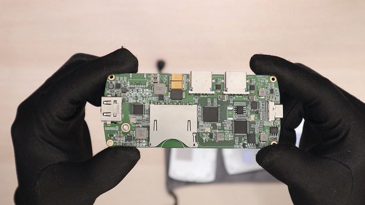 你覺得他是 SSD 還是 Hub？或是兩個都是？TEKQ 583 URUS 開箱你覺得他是 SSD 還是 Hub？或是兩個都是？TEKQ 583 URUS 開箱