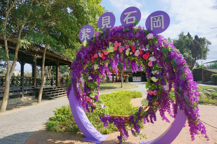 台中網美型新景點!「紫見石岡」紫色花瀑傾泉而下有夠浪漫