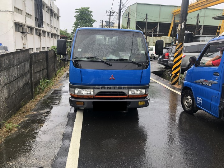 巷內會車後照鏡擦撞問題