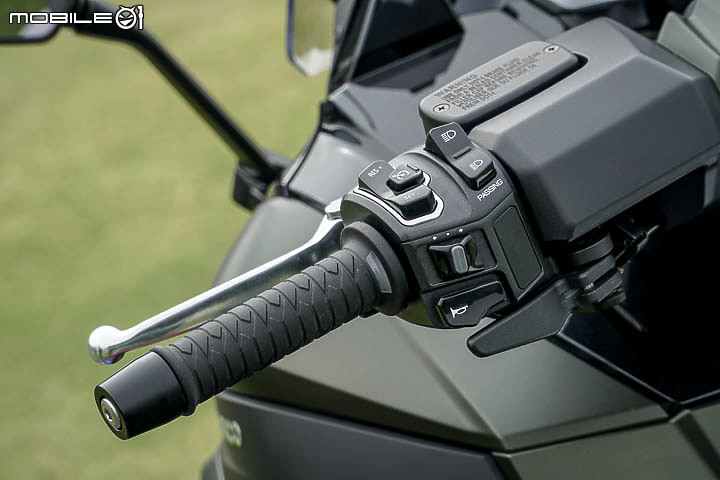 【採訪】導入 TCS 還配電動風鏡！KYMCO 超級跑旅 AK550 大改款 AK550 ST 正式發表！三輪重機 CV3 同場展出！