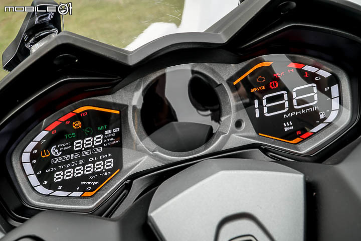【採訪】導入 TCS 還配電動風鏡！KYMCO 超級跑旅 AK550 大改款 AK550 ST 正式發表！三輪重機 CV3 同場展出！