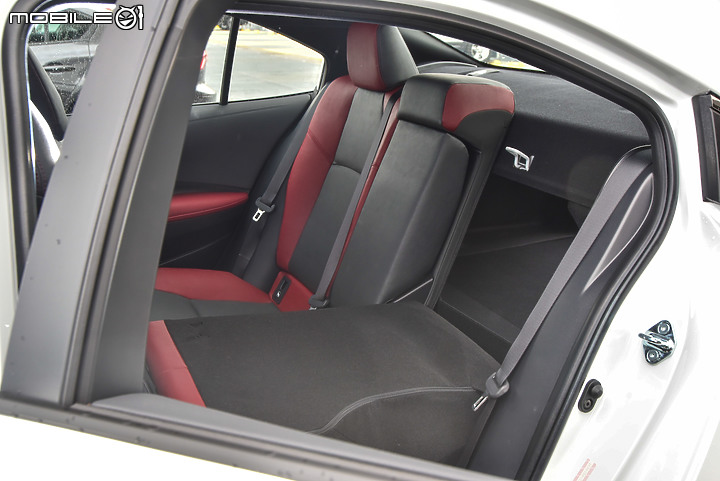 心靈馬力的對決!Ford Focus 四門ST-Line Lommel X VS. Toyota Corolla Altis Hybrid GR Sport!