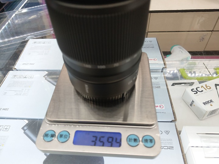 Nikon Z DX 18-140MM F/3.5-6.3 VR搭配Z fc開箱，遮光罩"別売"分開售賣。