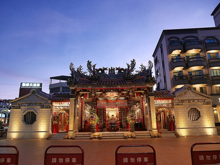 旗津天后宮｜高雄港旗鼓渡輪 — 打狗第一座媽祖廟，348歲重啟廟門，外掛旗鼓渡輪暮色