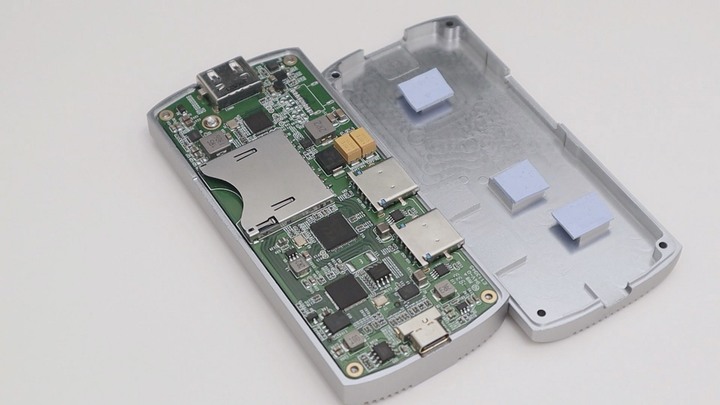 你覺得他是 SSD 還是 Hub？或是兩個都是？TEKQ 583 URUS 開箱你覺得他是 SSD 還是 Hub？或是兩個都是？TEKQ 583 URUS 開箱