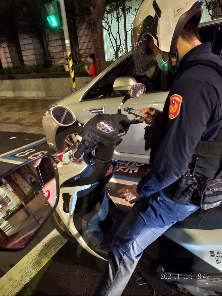 騎機車是到底能不能滑手機呀？