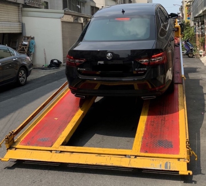 Skoda 台南永驊 2021/3/31 出保電瓶 2021/11/23 送引擎飾版，超有誠意的，推！
