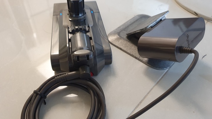 Dyson V12 Detect™ Absolute Extra 《髒污無所遁形有如光劍般犀利的吸塵器》