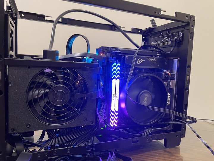 【開箱】小巧精緻 Lian Li Q58 ITX 機殼 開香♡