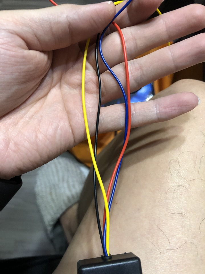 點我看大圖 關於2013款二代馬三裝眉燈取電問題
