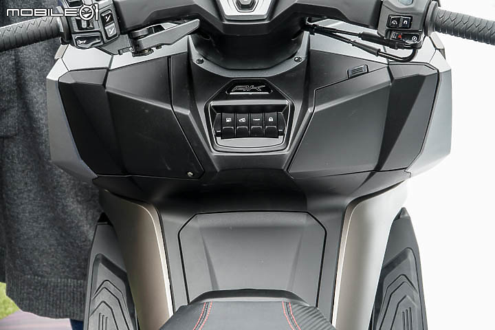【採訪】導入 TCS 還配電動風鏡！KYMCO 超級跑旅 AK550 大改款 AK550 ST 正式發表！三輪重機 CV3 同場展出！