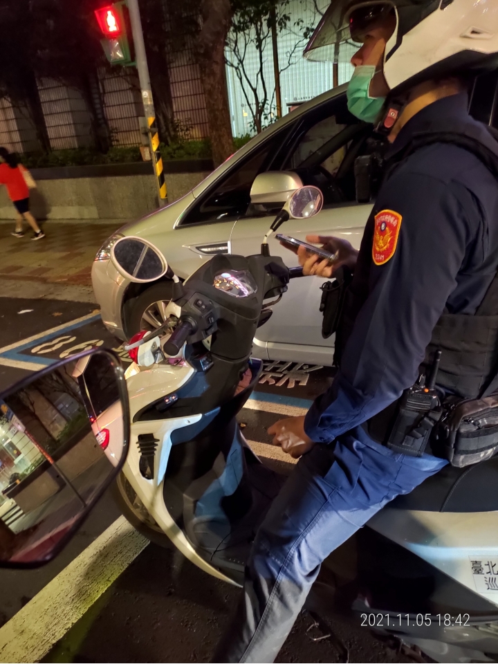 騎機車是到底能不能滑手機呀？