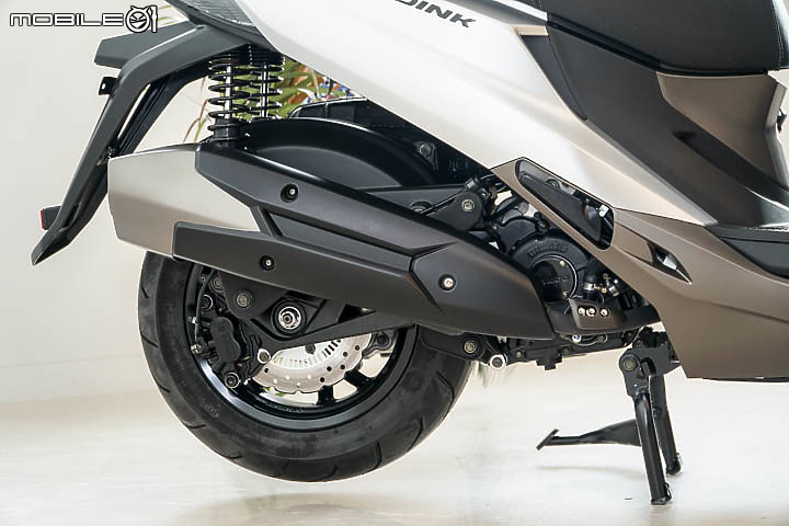 【採訪】導入 TCS 還配電動風鏡！KYMCO 超級跑旅 AK550 大改款 AK550 ST 正式發表！三輪重機 CV3 同場展出！