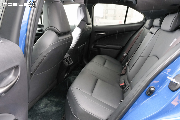Lexus UX300e 試駕|更親民、高質感的豪華純電小休旅!