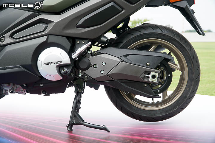 【採訪】導入 TCS 還配電動風鏡！KYMCO 超級跑旅 AK550 大改款 AK550 ST 正式發表！三輪重機 CV3 同場展出！