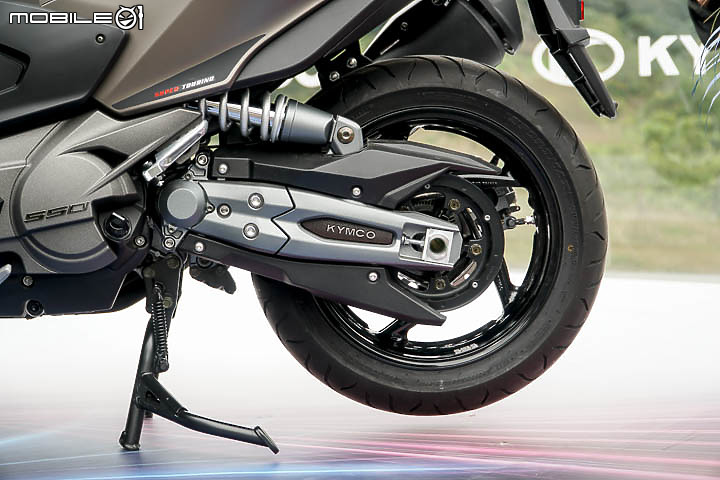 【採訪】導入 TCS 還配電動風鏡！KYMCO 超級跑旅 AK550 大改款 AK550 ST 正式發表！三輪重機 CV3 同場展出！