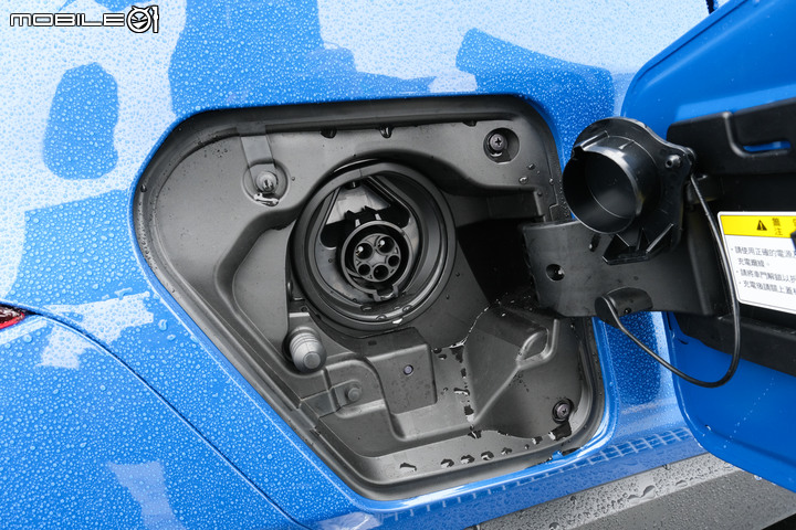 Lexus UX300e 試駕|更親民、高質感的豪華純電小休旅!