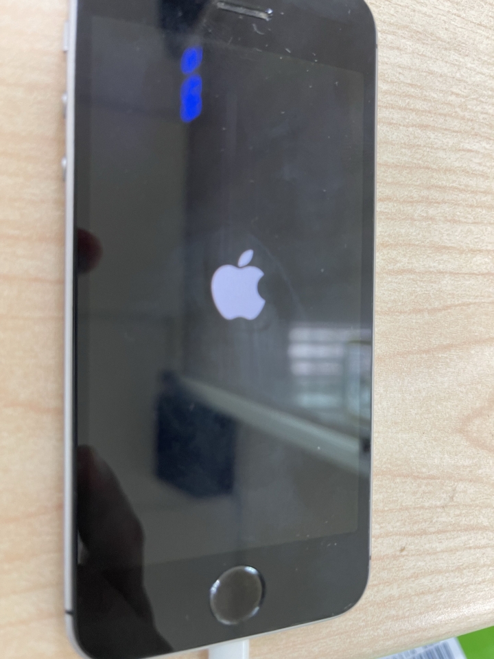 一代 SE 開不了機 有得修嗎
