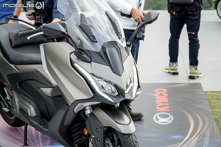 【採訪】導入 TCS 還配電動風鏡！KYMCO 超級跑旅 AK550 大改款 AK550 ST 正式發表！三輪重機 CV3 同場展出！