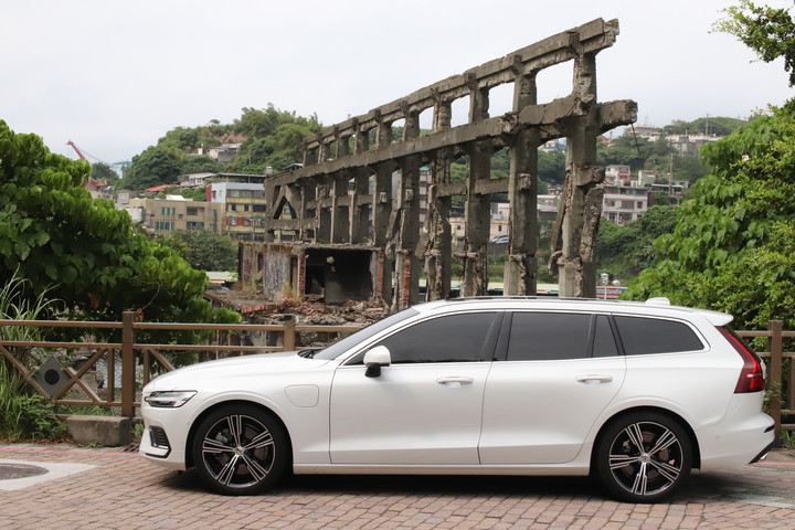 純電Model 3 vs PHEV V60 T8體驗心得（文長圖多）