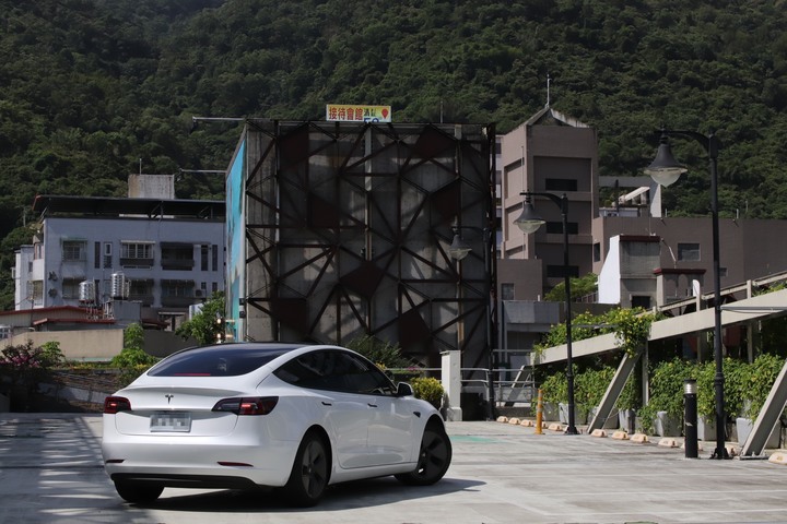 純電Model 3 vs PHEV V60 T8體驗心得（文長圖多）