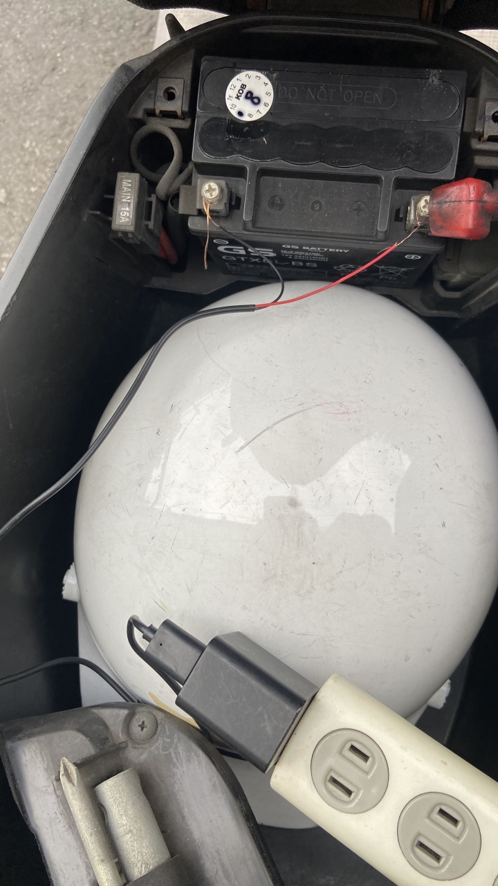 機車電瓶沒電…這樣可以充嗎？我用充手機的變壓器…