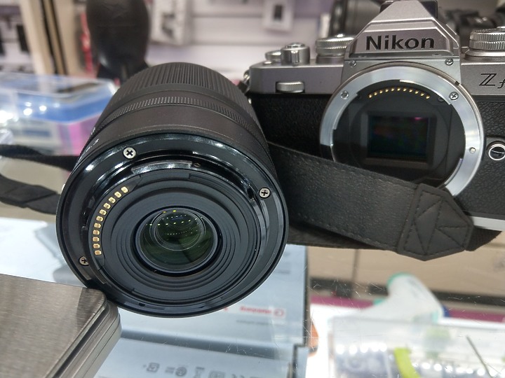 Nikon Z DX 18-140MM F/3.5-6.3 VR搭配Z fc開箱，遮光罩"別売"分開售賣。
