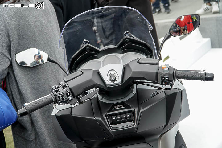 【採訪】導入 TCS 還配電動風鏡！KYMCO 超級跑旅 AK550 大改款 AK550 ST 正式發表！三輪重機 CV3 同場展出！