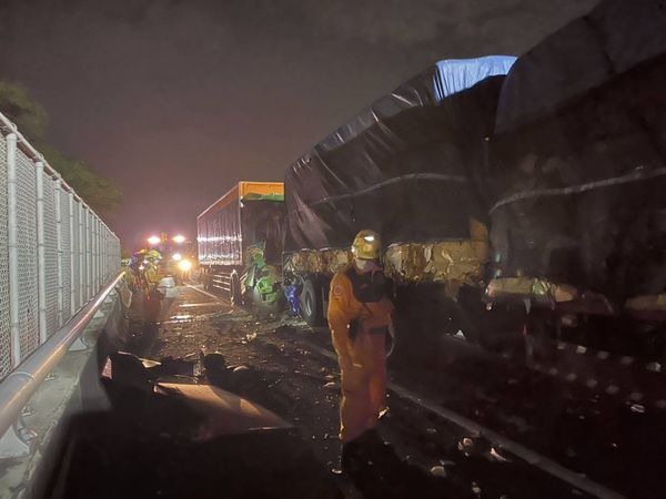 聯結車駕駛國道為撿一顆檳榔減速釀3車追撞1人慘被夾爆枉死