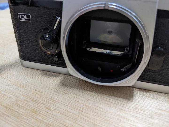 想問鏡頭裡面這個黑黑東西是啥