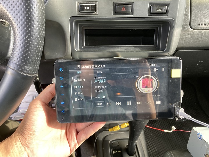 老車也要使用新科技:1999年一代RAV4 安裝Apple CarPlay主機