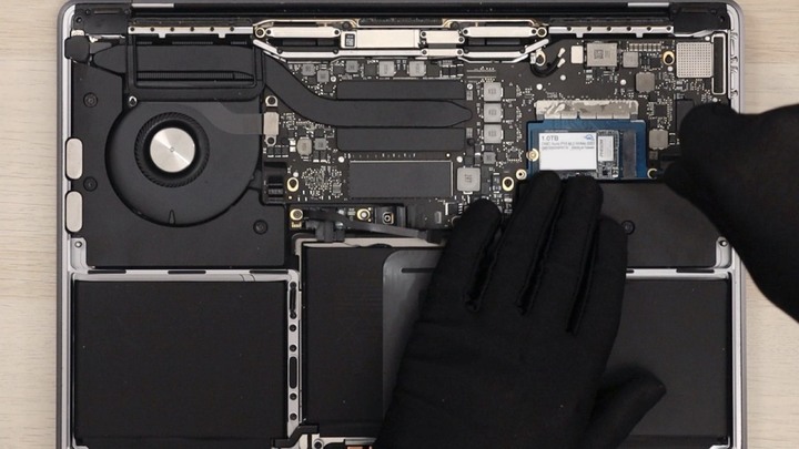 點我看大圖 Apple 不讓你升級的,OWC 幫你!DIY 改裝 MacBook Pro 13 2016/2017 Function Key OWC Aura Pro NT SSD