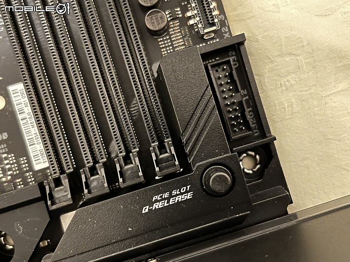 點我看大圖 ROG STRIX 系列攻頂 Z690-E GAMING WiFi 簡單開箱