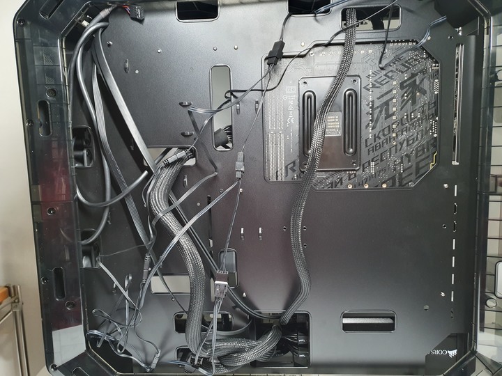 想玩機殼還是被機殼玩，InWin Airforce 魅影黑 組裝式機殼開箱試用