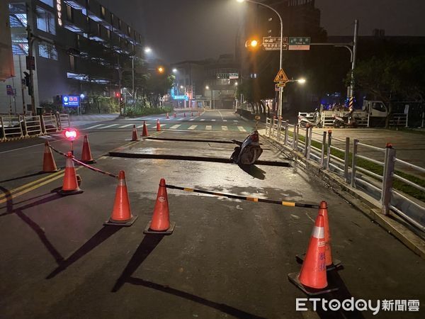 板橋騎士趕上班…跨圍籬「硬闖施工路段」！栽進洞慘摔濺血