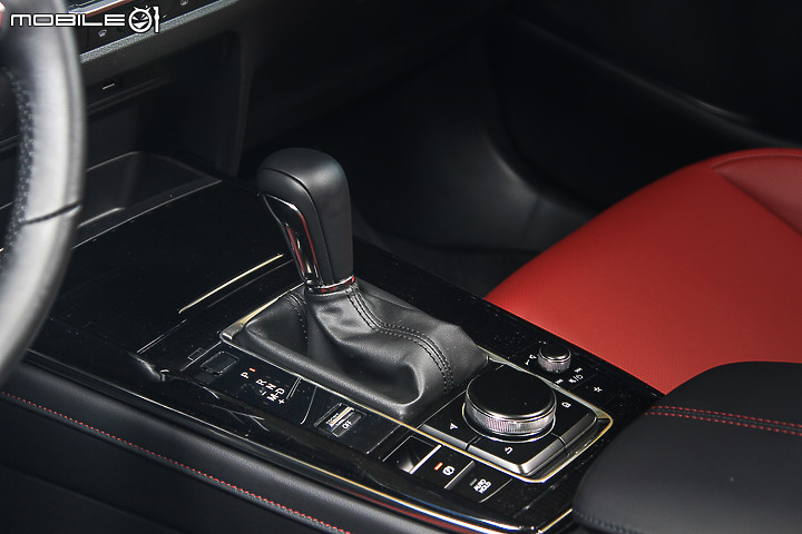 Mazda 3 & CX-30新年式雙車型試駕∣戰力補強、新色張揚 同級對手得提防提防