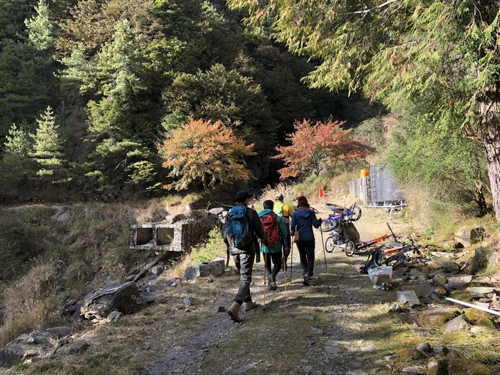 點我看大圖 上帝在這裡打翻了調色盤 - 登山車大雪山林道追楓去
