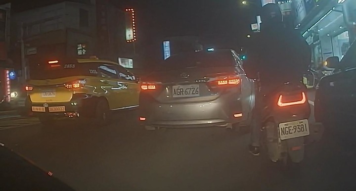 請問機車行車紀錄器雨天模糊有解嗎?