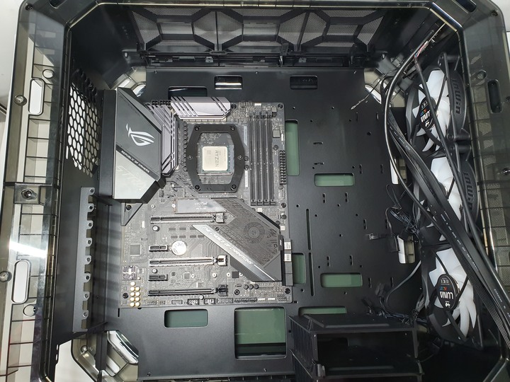 想玩機殼還是被機殼玩，InWin Airforce 魅影黑 組裝式機殼開箱試用
