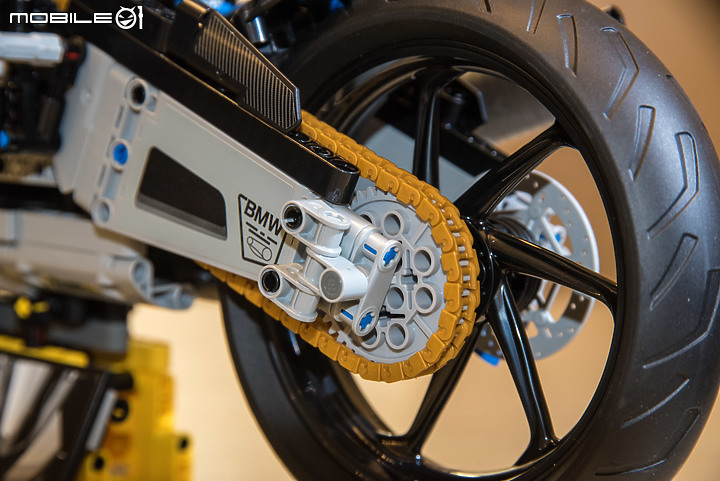 【開箱實拍】LEGO 42130 BMW M 1000 RR|1/5大比例精緻又好玩!